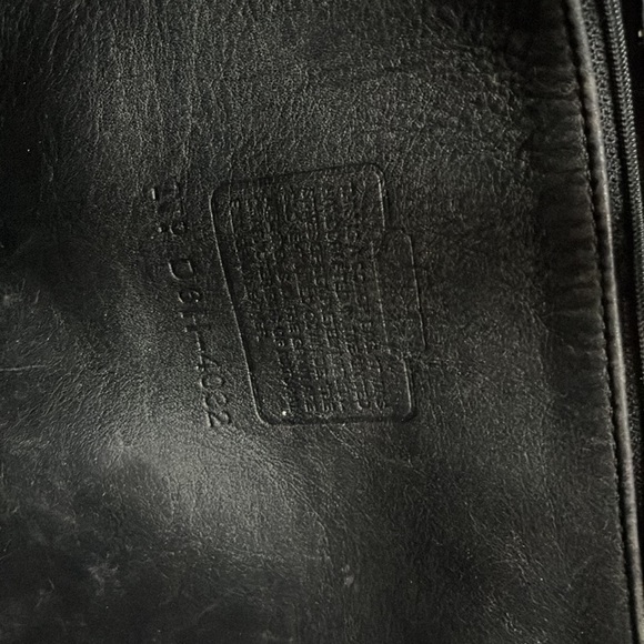 Coach bag barley worn. Nice size can fit a lot! - Picture 4 of 4
